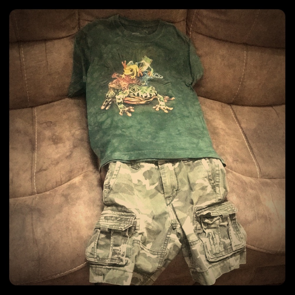 Boy’s frog shirt (M) & camouflage cargo shorts (5)